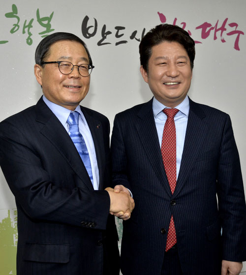 17일 대구시청을 찾은 남유진(왼쪽) 구미시장이 대구 취수원 이전 문제에 관한 기자회견을 마친 뒤 권영진 대구시장을 만나 악수를 나누고 있다. 남 시장은 취수원 이전 문제를 원점에서 재검토하자고 주장했다. 우태욱 기자 woo@msnet.co.kr