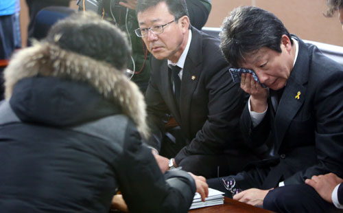 17일 오후 경기도 안산시 단원구 세월호 희생자 합동분향소를 찾은 새누리당 유승민 원내대표가 세월호 실종 학생 어머니의 이야기를 들으며 흘린 눈물을 닦고 있다. 연합뉴스