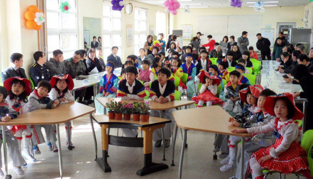 김필순 교장이 학생들에게 장학적금 통장을 나눠주고 있다. 법전초 제공