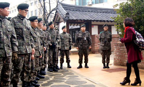 대구에서 근무하고 있는 다른 지역 출신 장병들이 이상화 고택에서 해설사의 설명을 듣고 있다. 장병들은 대구시티투어를 통해 대구의 문화와 역사를 배우고 있다. 대구시 제공