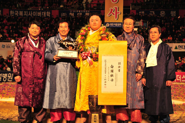 왼쪽부터 이천수 경산시의회의장, 최영조 경산시장, 장성복 백두장사, 박승한 대한씨름협회장, 성달표 경산시체육회 상임부회장.