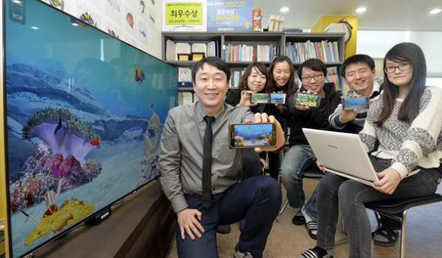 대구스마트벤처창업학교에는 한국의 스티브 잡스, 마크 저크버그를 꿈꾸는 청년 벤처기업인들의 꿈이 영글어간다. 스마트TV용 앱 개발 전문업체인 부싯돌 직원들이 3D오션 앱을 보이고 있다. 성일권 기자 sungig@msnet.co.kr