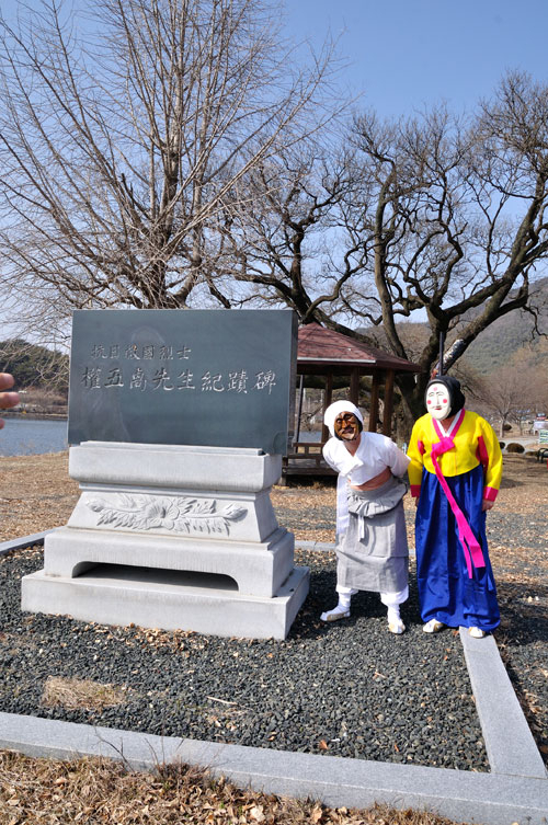 가일마을 안동 권씨 복야파의 600년 문중사를 끊기지 않고 이어 와 종자종손이 된 병곡종택의 권종만(76) 종손이 하회별신굿 할미탈 역인 김춘택 씨와 부네탈 손상락 씨에게 일제강점기 당시 항일투쟁에 나선 항일 순국열사 권오설 선생에 대한 이야기를 들려 주고 있다.