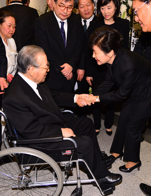 박근혜 대통령은 23일 오후 설 연휴기간 숙환으로 별세한 김종필 전 국무총리의 부인이자, 자신의 사촌언니인 박영옥(86) 씨의 빈소가 마련된 서울 아산병원 장례식장을 찾아 조문 후 김 전 총리를 위로했다. 박 대통령의 이날 문상에는 청와대 조윤선 정무수석과 민경욱 대변인 등이 수행했다. 박 대통령은 21일 밤 척추협착증과 요도암으로 투병하던 박 씨가 숨지자, 다음 날인 22일 빈소에 조화를 보내 애도의 뜻을 전했다. 김병구 기자·연합뉴스