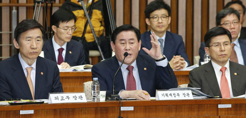 최경환 경제부총리 겸 기획재정부 장관이 24일 국회에서 열린 해외자원개발 진상규명을 위한 국정조사특별위원회에서 의원들의 질의에 답변하고 있다. 연합뉴스