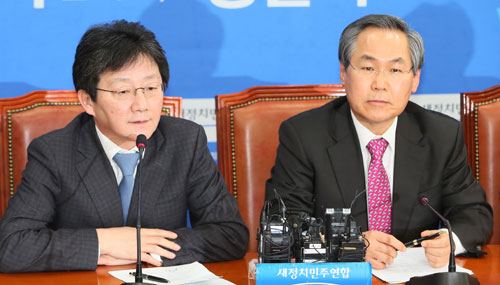 새누리당 유승민 원내대표가 24일 국회에서 열린 주례회동에서 발언하고 있다. 오른쪽은 새정치민주연합 우윤근 원내대표. 연합뉴스