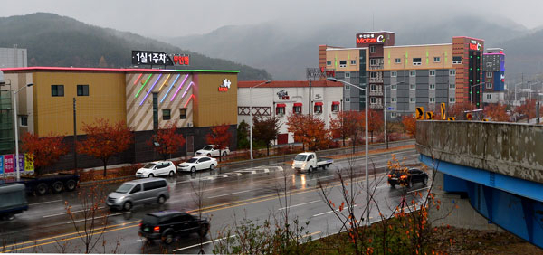 대구지역 곳곳에 뉴타운이 새로 조성되면서 신도시 인근에 모텔이 난립하고 있다. 23일 오후 북구 금호택지개발지구에 들어선 기업형 모텔 5곳이 네온사인을 켠 채 영업을 하고 있다. 정운철 기자 woon@msnet.co.kr