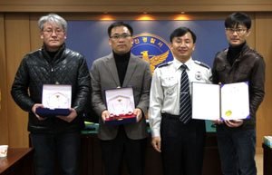 경북경찰청의 베스트 수사팀에 선정된 울진경찰서 형사팀장 신영진 경위, 지능팀장 손재춘 경위, 김상렬 울진서장, 형사팀 양승록 경장(왼쪽부터) 등이 수상 기쁨을 함께하고 있다. 울진서 제공