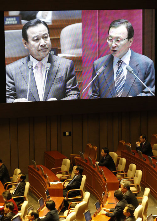 이완구 국무총리가 25일 국회 본회의에서 열린 정치외교안보통일 분야 대정부질문에서 새정치민주연합 이해찬 의원의 질문을 듣고 있다. 연합뉴스