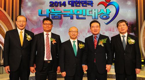 최호식(오른쪽에서 두 번째) 호식이두마리치킨 대표가 지난해 대한민국 나눔대상 보건복지부 장관상을 받고 있다.
