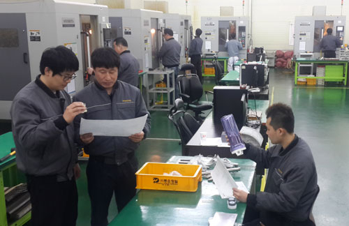 (주)동운정밀은 임직원들의 이직률이 가장 낮은 중소기업으로 소문나 있다. 임직원들이 우수한 품질 생산을 위해 작업에 여념이 없다.