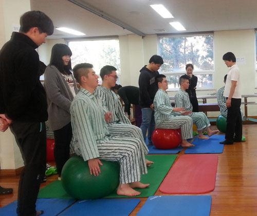 물리치료과 학생들이 국군대구병원에 입원 중인 장병들을 대상으로 봉사활동을 진행하고 있다. 경산1대 제공
