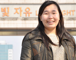 난딩토야 씨가 대구대 정문 앞에서 활짝 웃고 있다. 대구대 제공