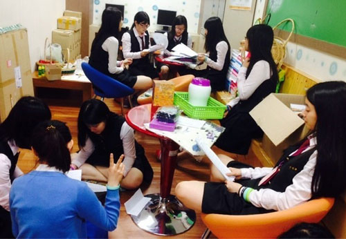 효성여고 역사동아리 헤로도토스 부원들이 전시물을 준비하고 있다. 효성여고 헤로도토스 제공