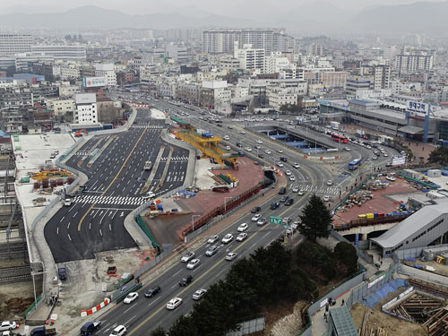 대구시는 동대구역 앞 고가교 철거 및 신설 공사를 위해 다음 달 3일부터 파티마병원삼거리에서 대구MBC 방향 3개 차로를 우회 전환한다. 차로가 변경되는 동대구역 앞 고가교. 대구시 제공