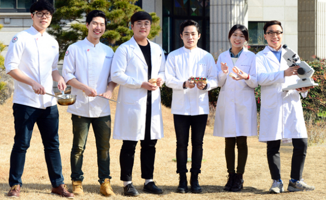 ▲해외 취업에 성공한 대구보건대학교 학생들이 학과 실습도구를 들고 포즈를 취하고 있다. 왼쪽부터 이지성, 김수빈, 김주환, 박정훈, 김소진, 서동훈 씨. 대구보건대 제공