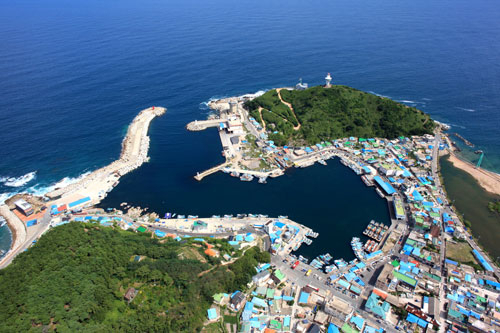세종시의 정동쪽에 위치한 영덕군 축산면 축산항이 새로운 관광 명소로 개발된다. 