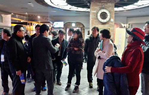 EBS리틀소시움을 방문한 한국관광클럽 회원 여행사 관계자들이 지난달 28일 어린이 직업체험 시설을 둘러보고 있다. EBS리틀소시움 제공