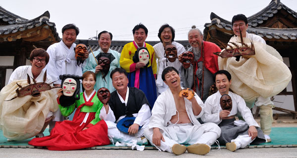 하회탈춤 공연을 마친 하회별신굿탈놀이 보존회원들이 탈을 벗어들고 본지 취재진의 촬영 요구에 포즈를 잡았다. 공연 직후 땀에 흠뻑 젖은 얼굴이지만 환한 미소를 띠고 있다. 왼쪽부터 양반탈 최영호(45) 씨와 선비탈 권순찬(59), 부네탈 손상락(56), 백정탈 황영호(42), 중탈 김종흥(60), 주지1 권경은(35), 그리고 앞줄 왼쪽부터 주지2 정규식(33), 각시탈 손영애(53), 초랭이 류종훈(44), 이매탈 김오중(57), 할미탈 권영국(49) 씨. 권동순 기자 pinoky@msnet.co.kr