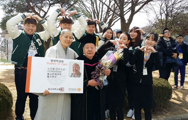 신입생들과 함께 활짝 웃는 모습으로 포즈를 취하고 있는 선도 스님. 동국대 경주캠퍼스 제공