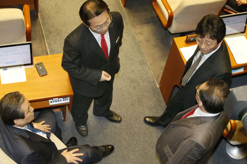 새누리당 김무성 대표와 유승민 원내대표 등이 3일 오후 국회 본회의장에서 대화하고 있다. 연합뉴스