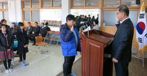 영창중 신입생 조준영 군이 입학식에서 선서를 하고 있다. 영창중 제공