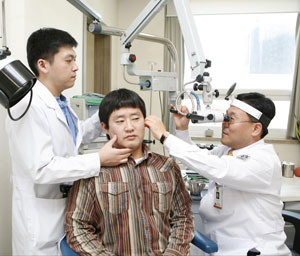 영남대병원 이비인후과 배창훈(오른쪽) 교수가 환자를 진료하고 있다. 영남대병원 제공