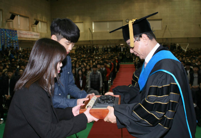 동양대는 2일 입학식에서 제자가 스승에게 경의를 표하고 고마움에 답하는 예폐를 올리는 전통 의식인 집지 행사를 가졌다. 동양대 제공