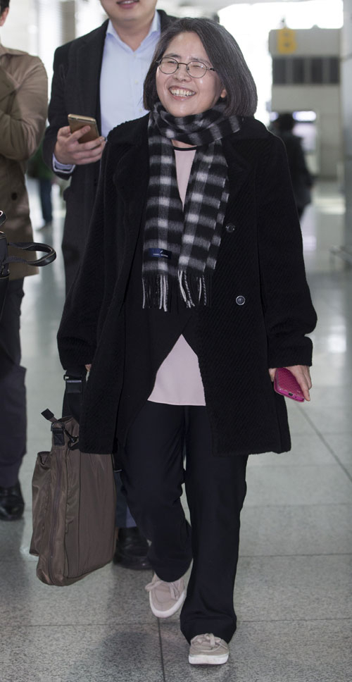지난 3일 김영란법이 통관된 가운데 4일 오전 영종도 인천국제공항 출국장에서 김영란 서강대학교 법학전문대학원 석좌교수가 출국하고 있다. 2015.3.4/연합뉴스
