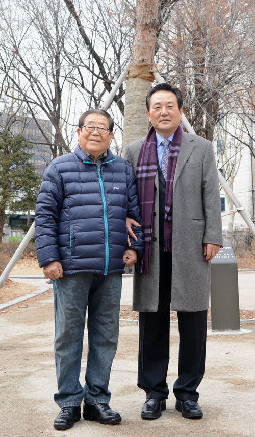 김문오 달성군수와 송해 씨가 서울 탑골공원에 기증, 식재한 달성 소나무 앞에서 우정의 포즈를 취하고 있다. 달성군 제공