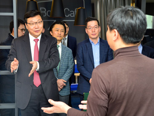 주형환 기획재정부 차관이 4일 대구 창조경제혁신센터를 방문, 입주 기업인과 대화하며 애로사항을 체크하고 있다. 기획재정부 제공