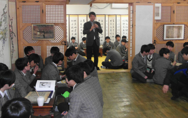 대영고 학생들이 선비문화수련원에서 선비문화를 체험하고 있다. 대영고 제공