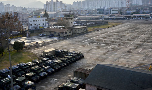대구 남구 대명동 주한미군 캠프워커 반환 예정 부지가 주민들을 위한 공간으로 바뀔지 주민들의 관심이 쏠리고 있다. 주민들은 생태 공원, 잔디 광장, 도서관을 비롯해 남구의 주차난을 해결할 수 있는 지하 공영주차장 건립을 시에 요구했다. 우태욱 기자 woo@msnet.co.kr
