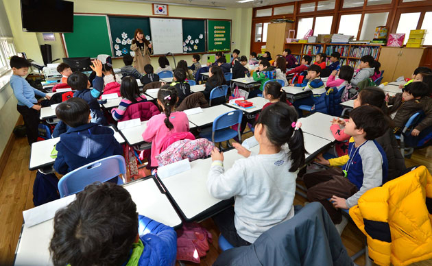 5일 대구 달서구 한샘초등학교 2학년 1반 교실에서 과밀학급으로 분류된 