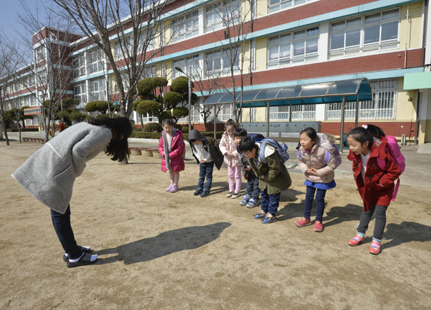 5일 낮 대구 북구 삼영초등학교 신입생들이 하교에 앞서 담임 교사와 인사를 하고 있다. 삼영초교에는 올해 9명의 신입생만이 입학했다. 우태욱 기자 woo@msnet.co.kr