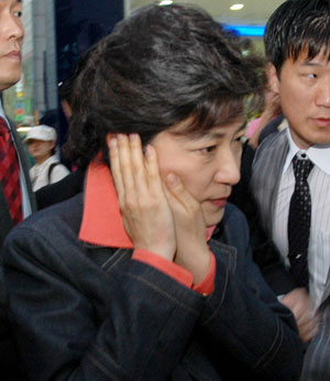 박근혜 대통령은 지난 2006년 5·31일 지방선거 당시 오세훈 서울시장 후보 지지유세에 나섰다가 커터칼 피습을 당했다./CBS 노컷뉴스 제공/연합뉴스