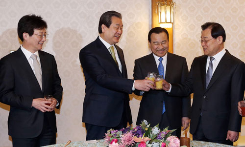 이완구 국무총리, 새누리당 김무성 대표와 유승민 원내대표, 청와대 이병기 비서실장 등이 6일 오전 서울 삼청동 총리공관에서 열린 첫 고위 당정청 회의에 앞서 음료를 마시며 대화를 나누고 있다. 연합뉴스