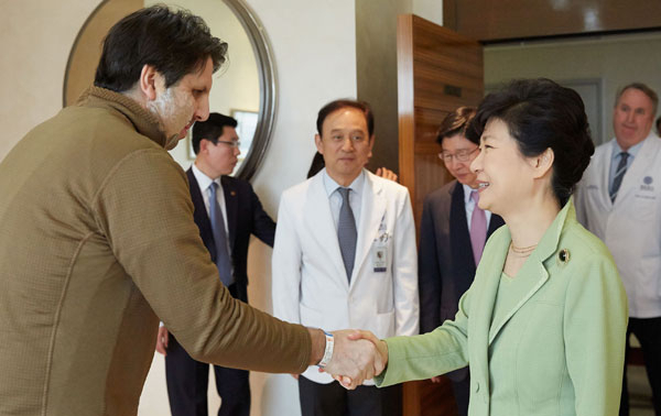 박근혜 대통령이 9일 오전 서울 신촌세브란스 병원에서 리퍼트 주한 미국대사의 병실을 방문해 위로하고 있다. 연합뉴스