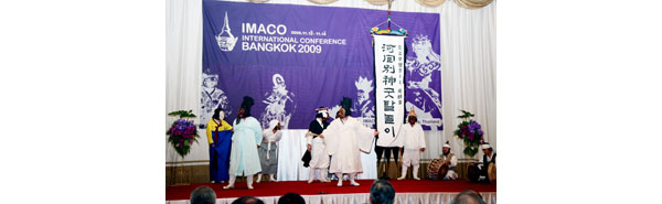 2011년 태국의 수도 방콕에서 열린 세계탈문화예술연맹 세계총회에 참가한 하회별신굿탈놀이 보존회 회원들이 양반선비마당을 공연하고 있다. 세계탈문화예술연맹 제공