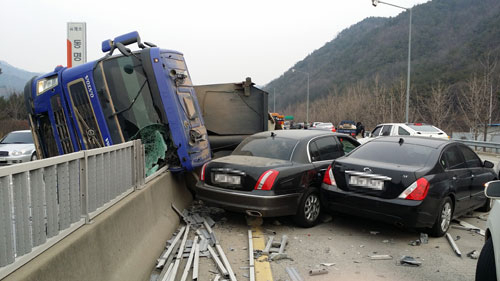 9일 오전 칠곡군 동명면 중앙고속도로에서 덤프트럭이 중앙분리대를 들이받고 넘어지면서 트럭에 실린 돌이 반대방향으로 떨어지는 바람에 차량 10대가 연이어 들이받는 사고가 발생했다. 출동한 경찰과 소방당국이 현장을 수습하고 있다. 칠곡소방서 제공