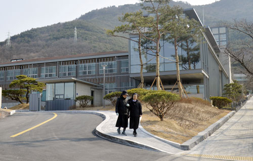 금남의 땅인 수녀원이 최근 담장을 허물거나 벽화를 그려 지역 주민들에게 가까이 다가가고 있다. 대구 남구 예수성심시녀회 수녀원은 남구청과 함께 지난 22년간 있었던 사람 키 높이의 시멘트 담장을 허물고 벤치와 나무를 심어 주민들이 쉬어갈 수 있도록 했다. 성일권 기자 sungig@msnet.co.kr