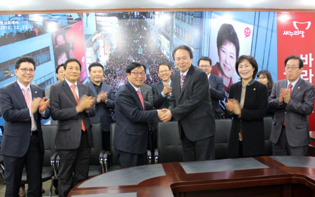 조기석 새정치민주연합 대구시당 위원장이 9일 새누리당 대구시당을 방문, 이종진 위원장과 악수하고 있다. 새정치민주연합 대구시당 제공