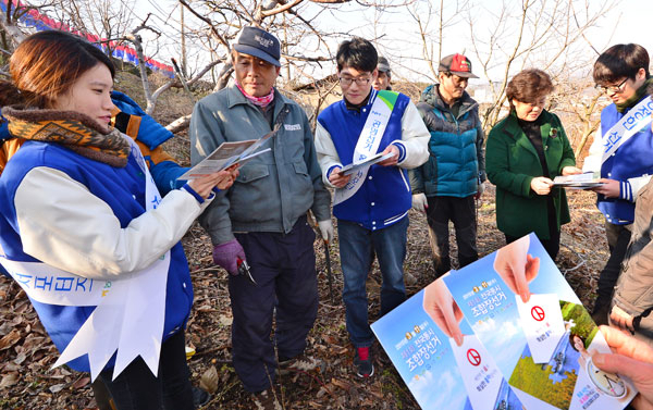 제1회 전국동시조합장 선거를 앞두고 농협 대학생 공명선거 서포터스가 과열, 혼탁선거를 방지하기 위해 청도군 화양읍 복숭아밭에서 조합원들에게 홍보 책자 등을 배부하며 깨끗한 선거를 홍보하고 있다. 매일신문 DB