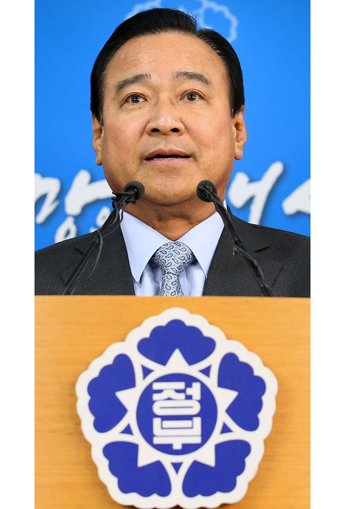 이완구 국무총리가 12일 오후 서울 세종로 정부서울청사에서 부정부패 척결과 관련해 대국민담화를 발표하고 있다. 연합뉴스
