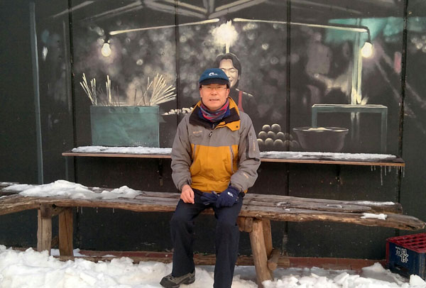 김 본부장은 주말이면 대구의 속살을 보기 위해 곳곳을 다닌다. 방천시장 김광석길에서 포즈를 취했다.
