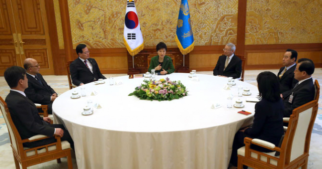 박근혜 대통령이 13일 오후 청와대에서 정의화 국회의장, 양승태 대법원장, 박한철 헌법재판소장, 이완구 국무총리, 이인복 중앙선거관리위원장 등 5부 요인을 만나 중동 4개국 순방 성과 등에 대해 설명하고 있다. 연합뉴스