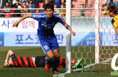 15일 경북 포항스틸야드에서 열린 K리그 클래식 울산현대축구단 대 포항스틸러의 후반전 경기. 울산 양동현이 팀의 세번째 골을 넣은 뒤 환호하고 있다. 2015.3.15/연합뉴스