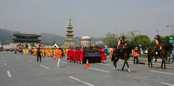 5월 2일 경복궁과 광화문광장, 청계광장을 거쳐 광통교까지 1.6㎞ 구간에서 열릴 세종대왕자 태실 태봉안 행사. 이 행사에는 전통행렬 출연자와 취타대 등 300여 명이 참가한다. 성주군 제공