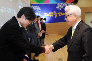 13일 열린 대구가톨릭대 교원포상식에서 지난해 업적이 우수한 교수 170여 명이 25개 부문에서 각종 상을 받았다. 대구가톨릭대 제공