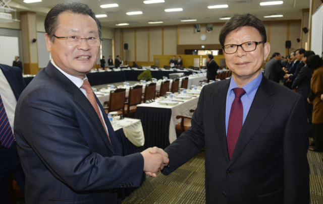 차기 대구상공회의소 회장으로 합의 추대되는 진영환(오른쪽) 삼익THK 회장과 